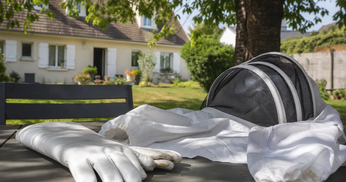 Équipement de protection professionnelle pour destruction de nid de frelons (combinaison, gants, voile) prêt pour une intervention
